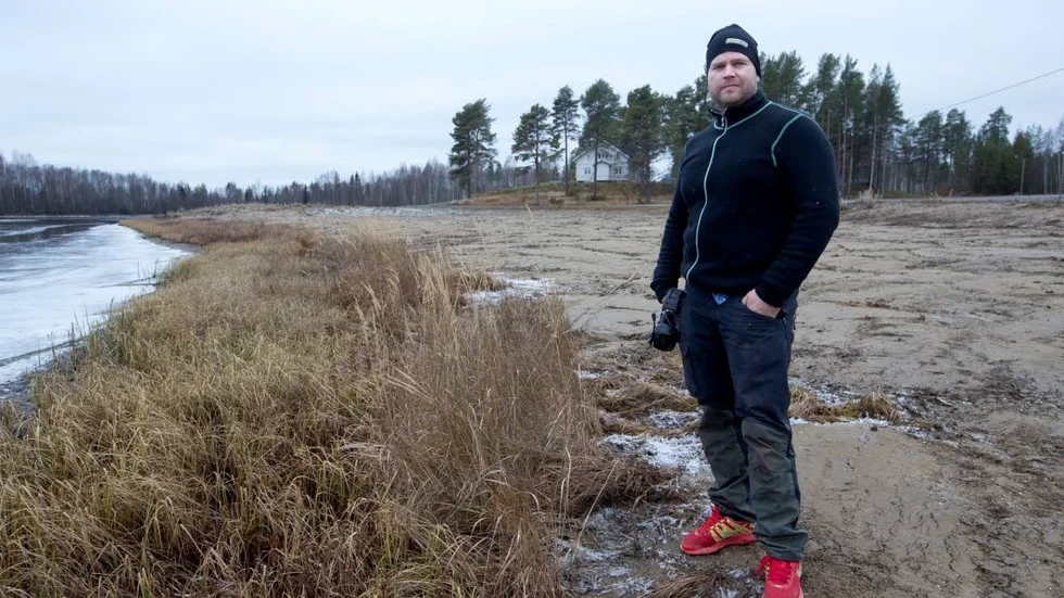 Lämnade strandremsa. Niclas Alm berättar att han varit noga med att lämna en orörd strandremsa mot vattnet. "Deras konstaterande om vattenverksamhet stämmer inte", säger han.