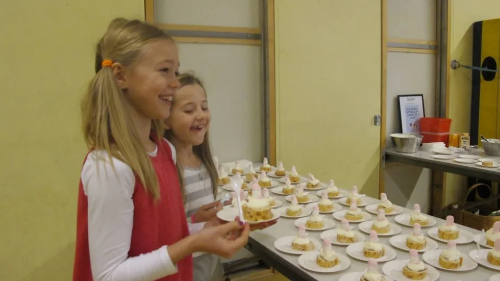 Bäst på att inte kasta mat var i år Klubbgärdsskolan. För detta bjöds eleverna på gofika. Ellen Eriksson och Nelly Thurén är nöjda.