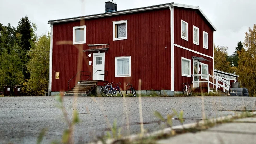 Enligt vad konkursförvaltaren har hört ska den nya ägaren fortsätta hyra ut lägenheter i gamla Konsum till Migrationsverket. (Arkivbild)