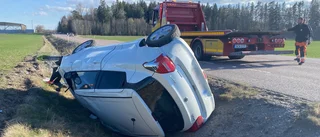 Bil körde ner i dike – landade på taket