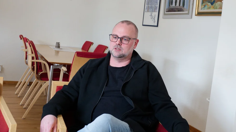 Enligt kommunalrådet Marcus Lundberg (S) är det ingen som ifrågasatt att han jobbar kvar på flygplatsen. "Det enda jag har fått till mig är att jag sköter mina uppdrag på ett bra sätt. Det finns säkert personer som har andra åsikter, men inget som de har fört fram till mig."