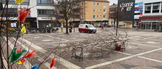 Dubbla hinder tvingar påskparaden att flytta