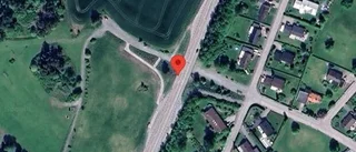 Stillastående personbil ger ett körfält blockerat på väg 55