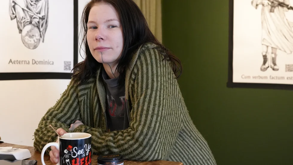 Sanne Kangas, 32, funderar över varför hon ska behöva betala för tömning av tomma sopkärl.