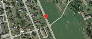 Stillastående personbil orsakar störning i trafiken på väg 57