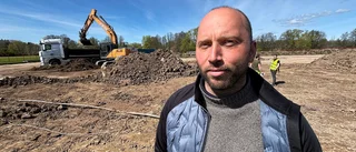 Nu packas 5 600 ton grus och sten på nya fotbollsplanen