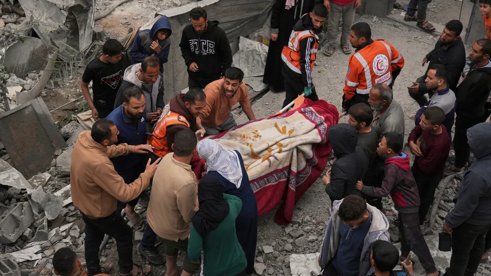 En död person förs bort efter en Israelisk attack i Jabalia al-Balad, Gaza City, söndagen den 13 april 2025. 