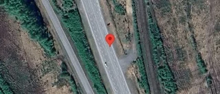 Stillastående personbil orsakar stopp i ett körfält på väg 97