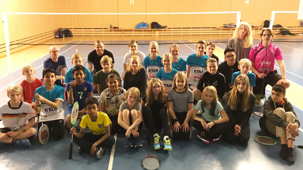 Eskilstuna Badmintonklubb har gjort en nystart och de unga spelarna som tränar med klubben nu verkar ha det roligt.