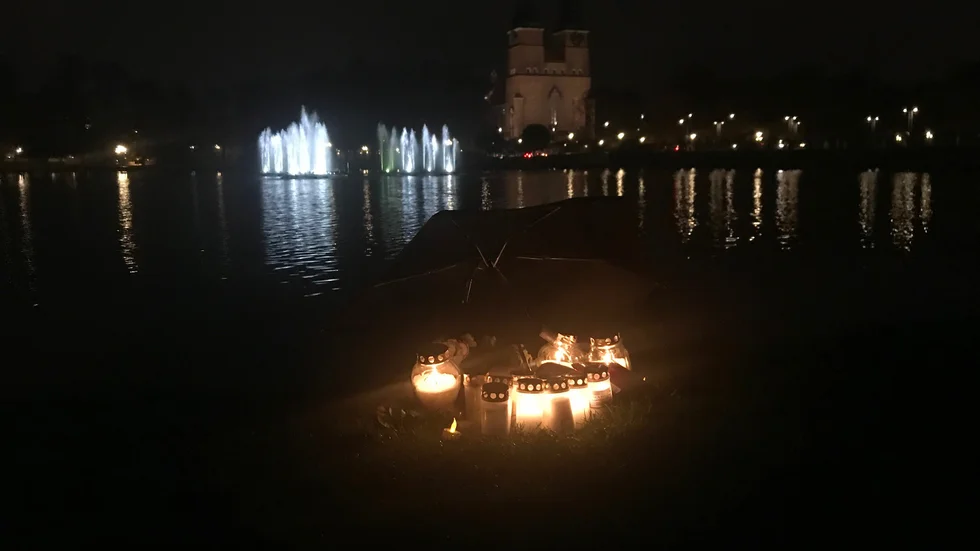 Platsen där studenten John Backman hittades på onsdagsförmiddagen har fyllts med ljus och blommor.