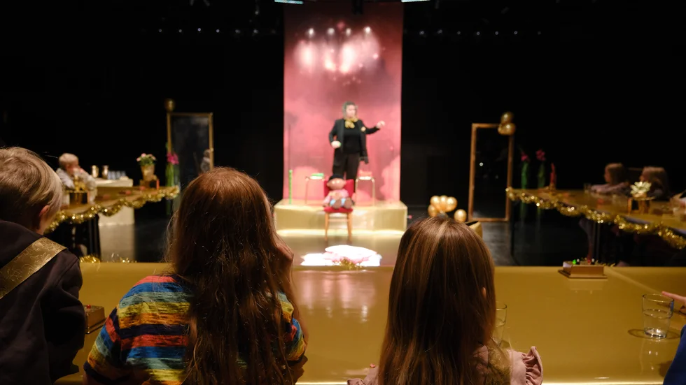 I "Gyllene salen" på Stadsteatern får barnen vara med och förbättra barns villkor i det påhittade Skolandet. Åtminstone leka att de gör det under Stadsteaterns teaterpedagogers ledning.