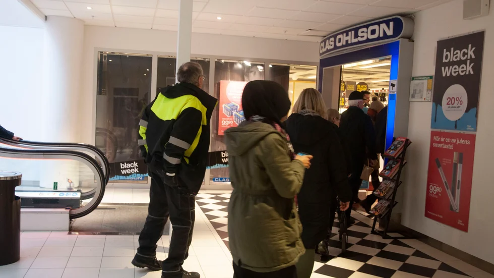 Kön ringlade sig in till Claes Ohlson vid öppningen. 