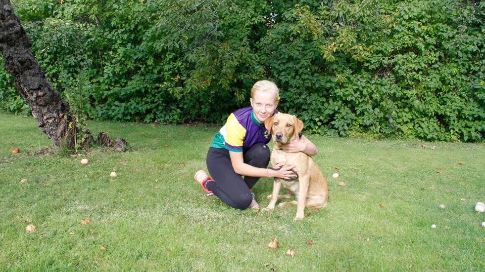 Hemma på besök i Strängnäs får Hillevie Svärd gosa med familjens labrador Bossa.