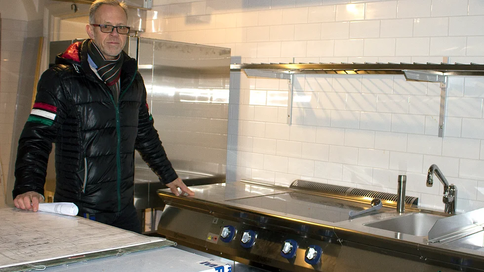Upplevelsechef Johan Tranquist visar det skinande nya restaurangköket på slottet. Den gamla arkitekturen skymtar fram här och där bakom den moderna utrustningen. 