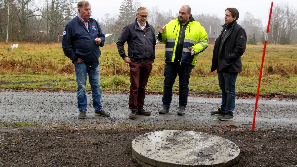 Lasse Nilstrom i Dammkärret utanför Örsundsbro tröttnade på att vänta på IP Onlys fiber som aldrig kom och fixade eget fiber till området via lokala företag. Från vänster Lasse Nilstrom, Mikael Lidén Lidén data, Tommy Alenholt Schaktbolaget i Örsundsbro AB och Tobias Berggren Lidén data.