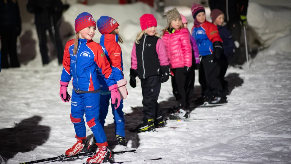 Lekfullt på årets första träning för Jokkmokks skidklubb. Anni Åstot, Hilma Pirak Falk, Ella Öhlund, Ronja Holmbom och Svea Hubertsdotter jagar på klassikern "Under hökens vingar kom".