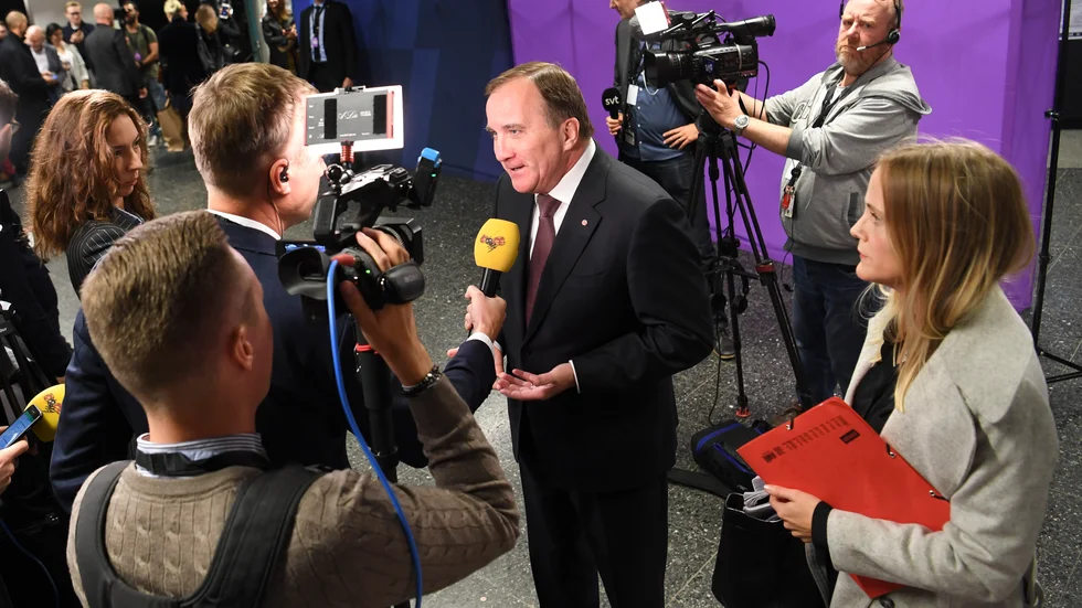 Stefan Löfven sattes åt från höger och vänster.