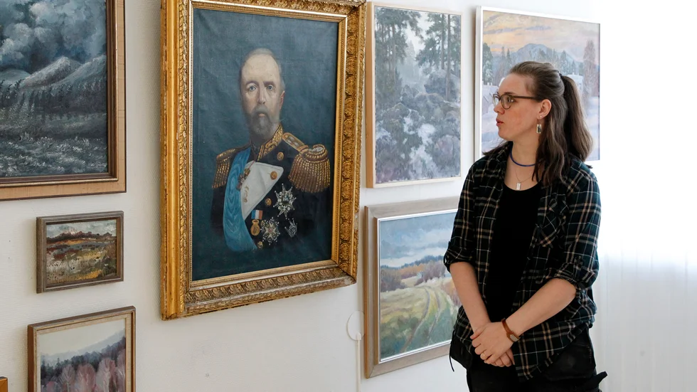 Malin Lundman är kassör i Älvsbyns konstförening och hoppas att alla tavlor ska hitta nya hem efter utställningen är över.