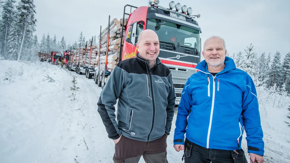 Henrik Engman, virkesansvarig vid Sveaskog samarbetar  med Lennart Cider vid Volvo lastvagnar i ett projekt som ska ge tyngre transporter från Haraholmen.