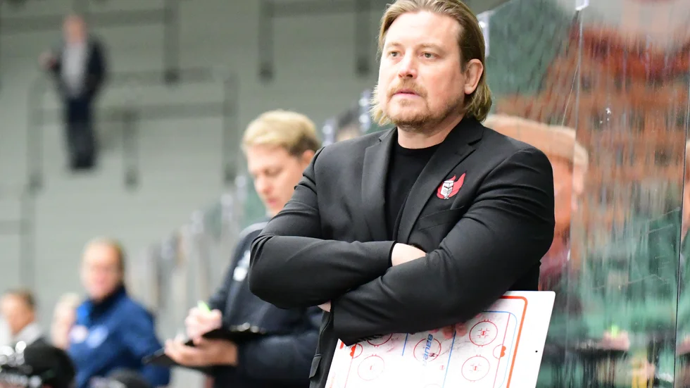 Nyköpings SK:s tränare Fredrik Mälberg har drabbats av två nya jobsposter. Backen Markus Magnusson och Viktor Jörnevik har båda tagit time out av privata skäl och på obestämd tid. 