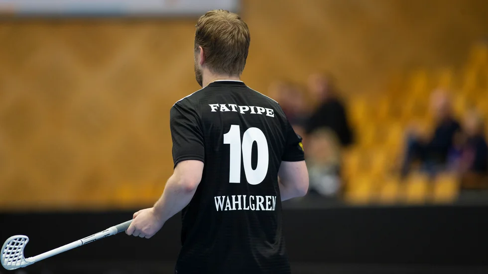 Ryktena säger att Max Wahlgren är på väg bort. Men sportchefen dementerar.