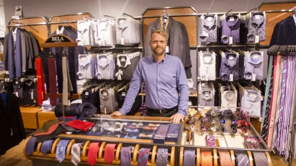 Håkan Ohlsson på Bela berättar att han främst säljer svarta och vita sorgslipsar att bära på begravning.