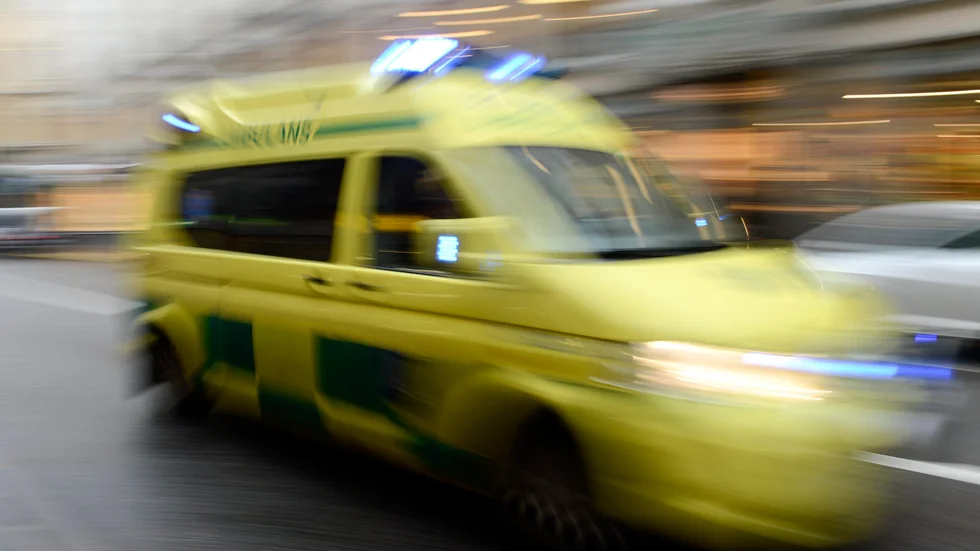 En man fick sårskador i huvudet efter en misshandel med batong i lördags kväll.