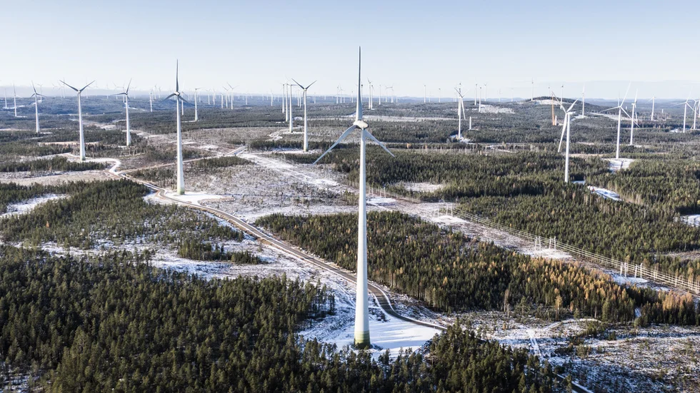 Utan förbehåll erkänns att buller, påverkan på hälsa och välbefinnande, förstörda boendemiljöer och landskap är konsekvenser av vindkraftutbyggnaden, skriver artikelförfattarna. (Bild från Piteå.)