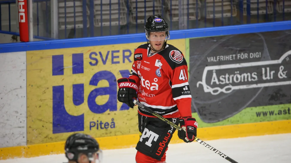 Emil Wikström har missat nio matcher på grund av en nackskada. Nu är Piteå Hockeys backklippa tillbaka. (Arkivbild)