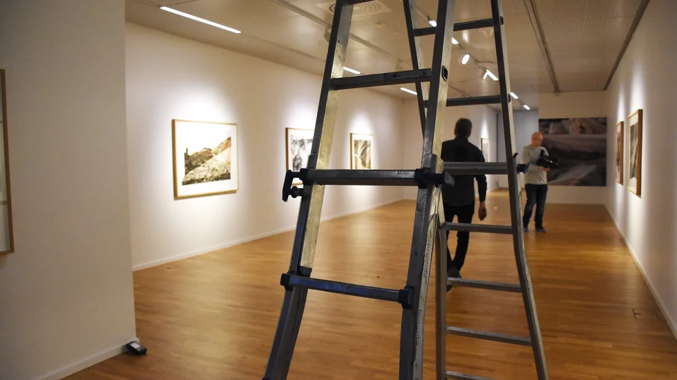 Länskonstmuseet i Kiruna har dragits med problem ända sedan öppnandet. Fem konstnärer som deltar i nyöppnade utställningen "En vacker utställning" skriver ett öppet brev till regionfullmäktige och kräver krafttag.