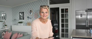 Hon fotograferar hemma hos andra
