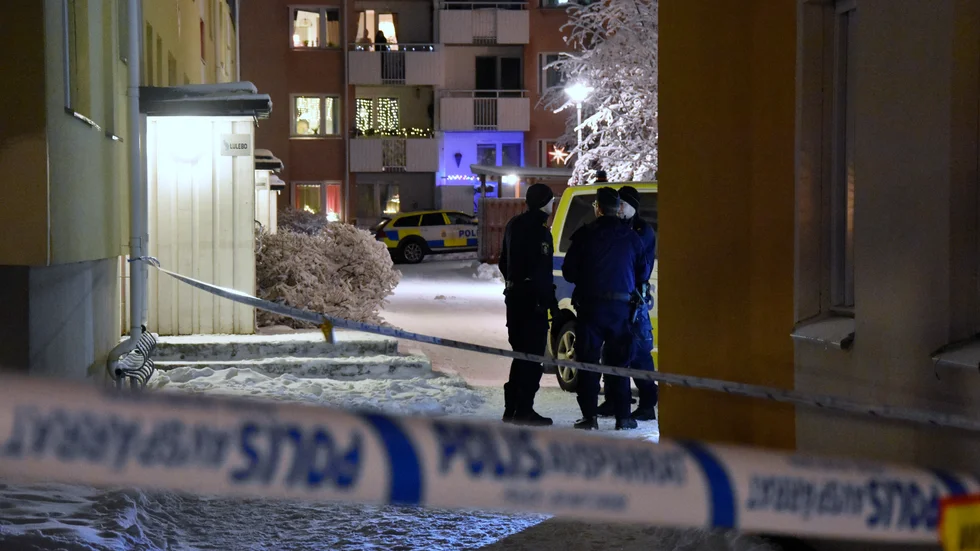 Det var på juldagen som flera skott avlossades på Stengatan i Luleå. Två personer sitter häktade för mordförsök.