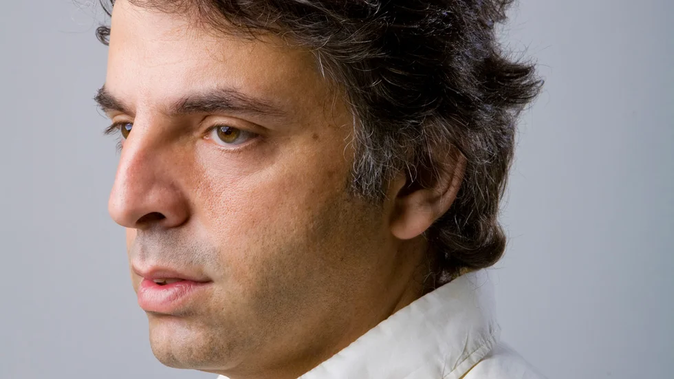 Etgar Keret har gjort sig internationellt ryktbar för sina skruvade, milt absurdistiska berättelser. Nu är han aktuell med boken"De sju goda åren" som utkommit i svensk översättning.