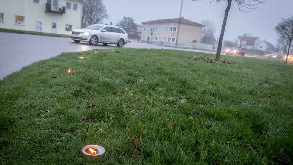 Malmrosrondellen i Visby var en av de rondeller som lystes upp med marschaller under fredagsmorgonen. Samtidigt låg en dimma över Visby vilket bidrog till mysig stämning.