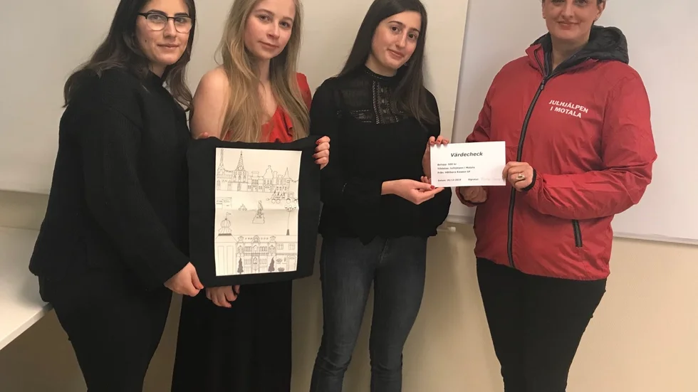 Soma Palani, Alicia Svärd och Melissa Georges från UF-företaget Hållbara kassen UF räcker över checken på 500 kronor till Danijela Acimovic från organisationen Julänglar.