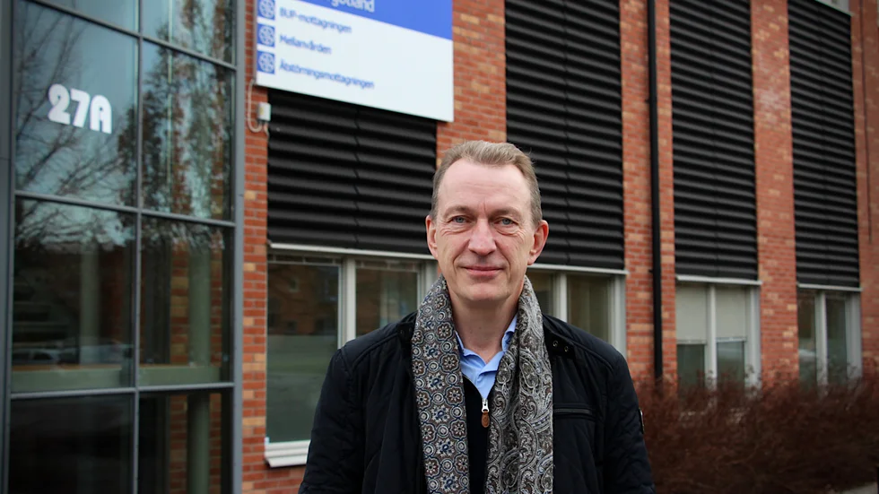 Bjarne Olinder, ny centrumchef, kommer närmast från arbetet som verksamhetschef och överläkare vid BUP-kliniken i Norrköping, han har även jobbat som specialist inom vuxenpsykiatrin i västra länsdelen.