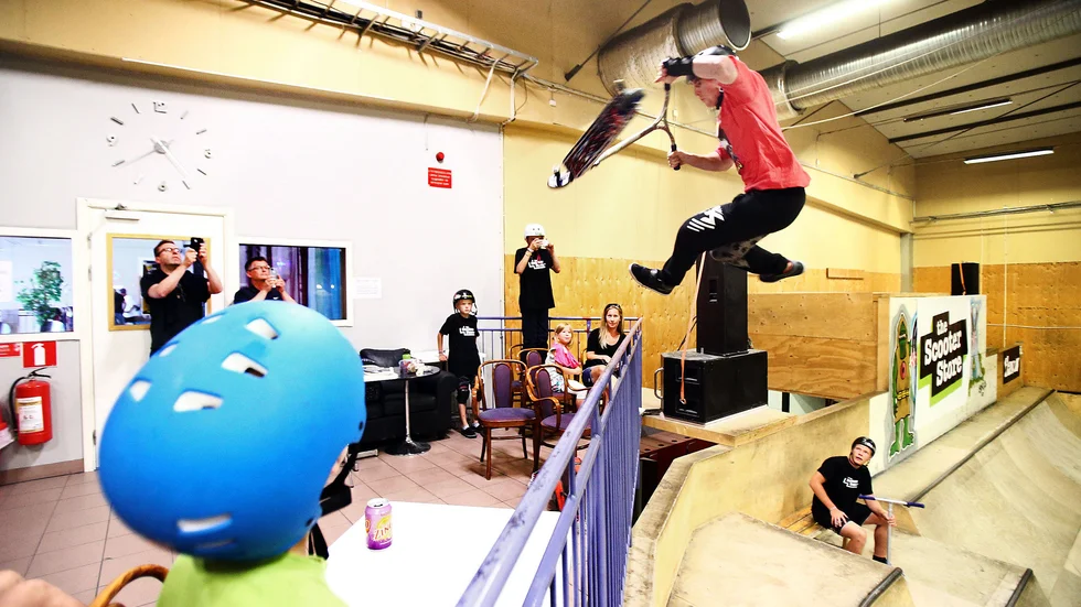 Med Ektorps fritidsgård går det att följa med till Hangaren i Linköping och åka skateboard. Det är en av många sportlovsaktiviteter som erbjuds av Norrköpings fritidsgårdar.
