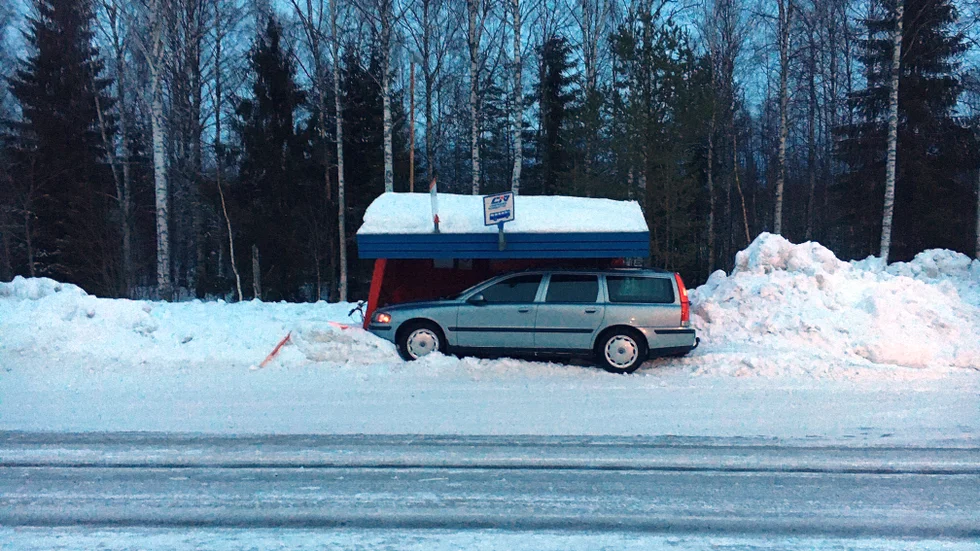 Det är extremt halt på Haparandavägen och det var orsaken till olyckan enligt föraren.