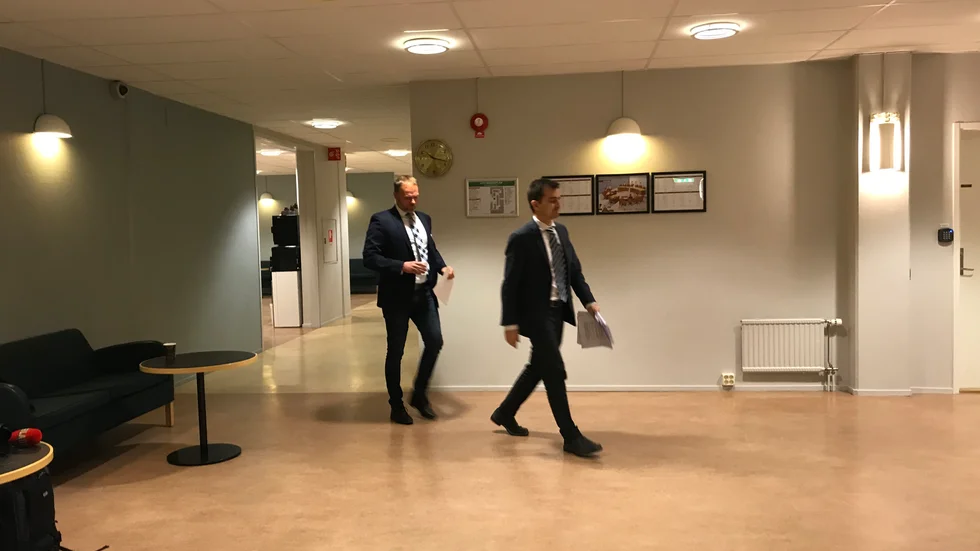 Stefan Jakobsson och hans advokat Carlos Costa fick på onsdagen lyssna på den kvinna som Jakobsson sagt sig ha hjälpt in i politiken. Hon hade en annan version.