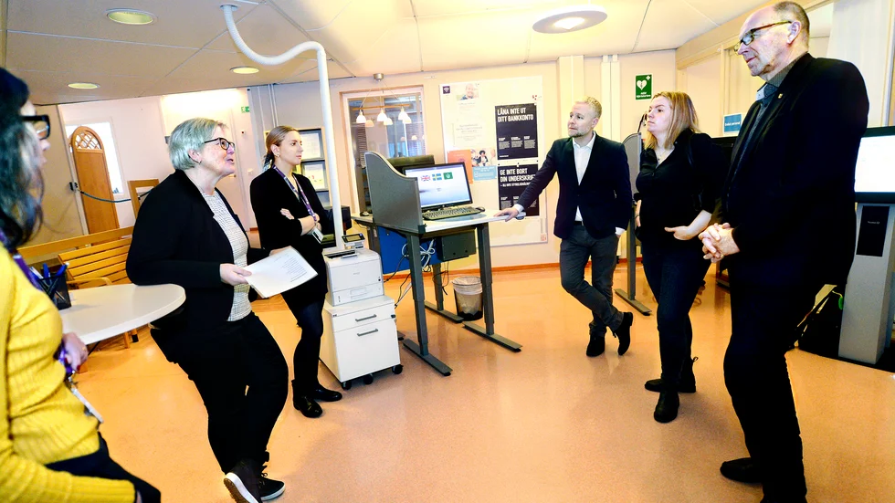 Under besöket på servicekontoret i Överkalix träffade riksdagsledamöterna Linus Sköld och Emilia Töyrä servicehandläggaren Ida Cedering, kontorsområdeschef Ann-Christin Backman, servicehandläggaren Matilda Malmgren och kommunalrådet Leif Nilsson. 