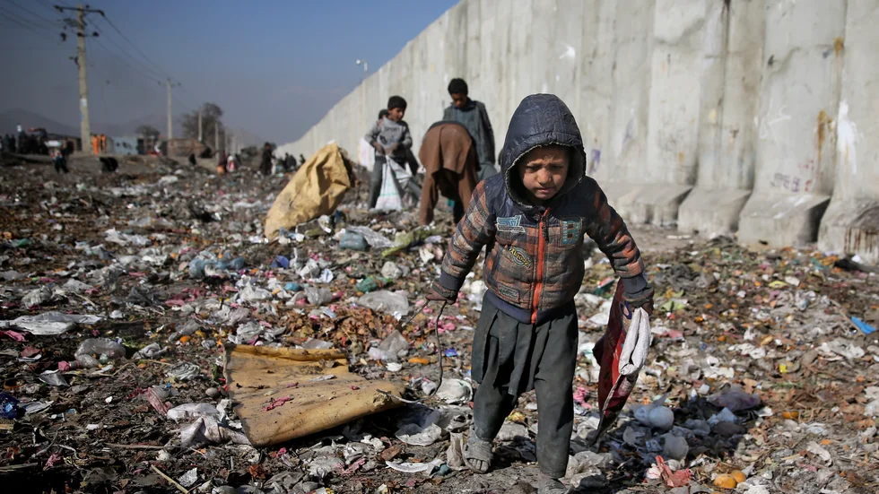 Barn i Afghanistan söker sopor som kan eldas för värme.