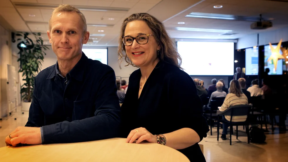 Patrick Dahl och Lisa Bratt leder arbetet vid Energicentrum. I bakgrunden pågår det senaste arrangemanget, ett "energimingel" där tre goda exempel presenterades.