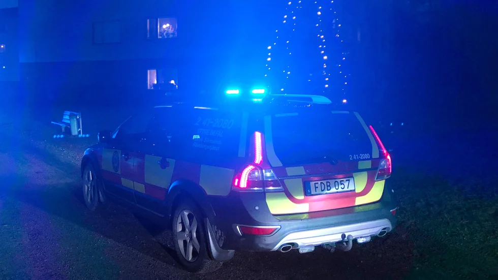 Räddningstjänsten, ambulans och polis ryckte ut till ett flerfamiljshus i Värmbol på lördagseftermiddagen.