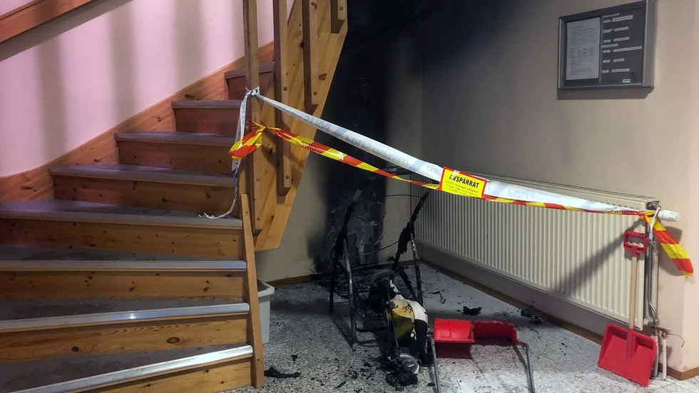 Här i trapphuset stod barnvagnen som började brinna under natten mot söndagen. Platsen var avspärrad under söndagen.