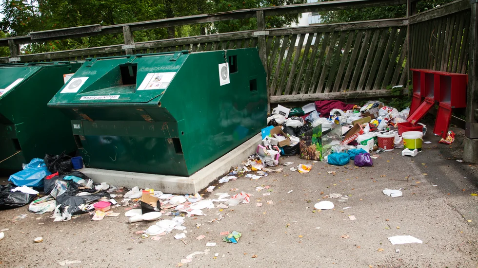 Så här vill Flens kommun inte att det ska se ut vid återvinningsstationerna. Bilden är tagen i ett annat sammanhang.