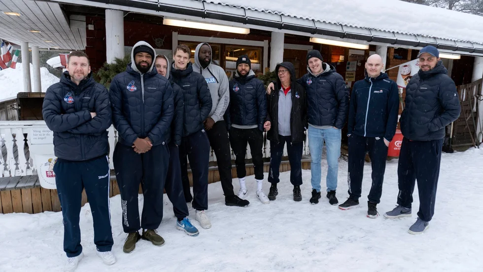 BC Luleå är ute på turné i Malmfälten. Här har laget stannat till på Vippabacken.