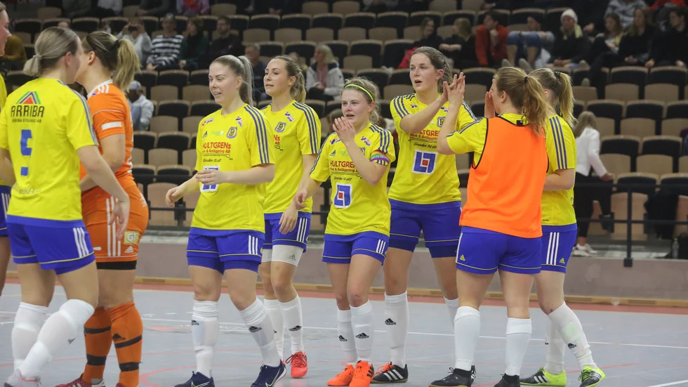 Viktoria Nygren (trea från höger) firar segern i GA Cup tillsammans med lagkamraterna i Dalhem vit.