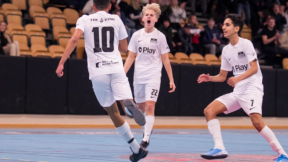 Ahmed Qasem har just 2-0 i semifinalen mot Skeng united och Vidar Waerme och Elsenafi Rashid är först framme för att ifra.