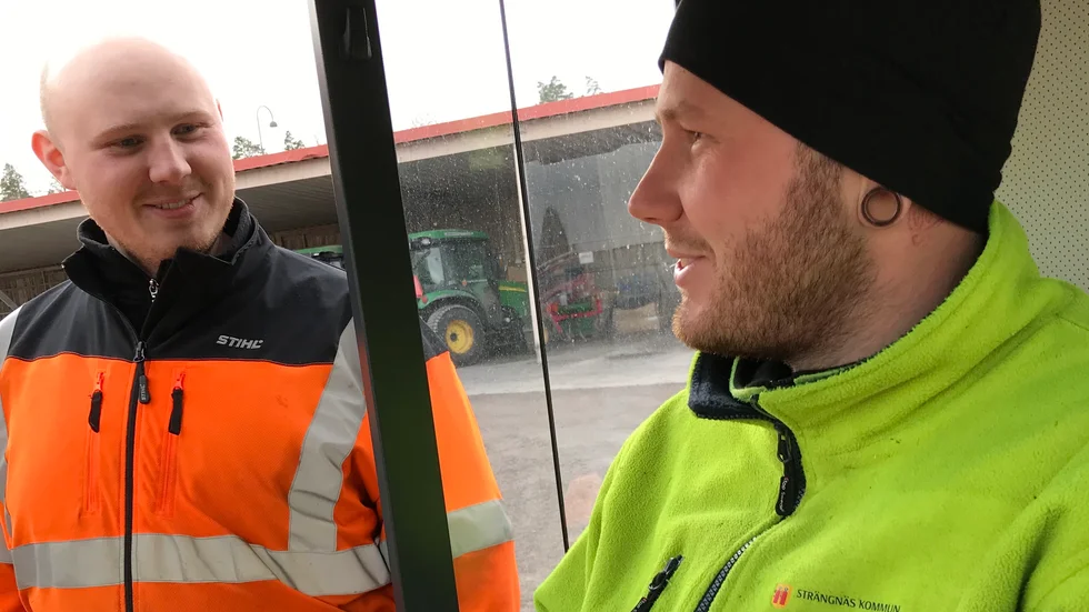 Bröderna Jonathan Karlsson och Johan Karlsson arbetar inom driften på Strängnäs kommun. På grund av den milda vintern har de knappt fått känna på någon snöröjning.