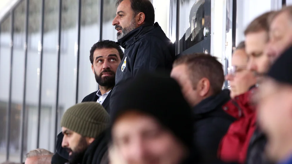 Linköping Citys ordförande Tuncay Yuksel i samspråk med managern Khalid Neshati.